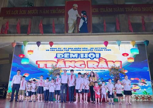 Lãnh đạo quận Ba Đình và phường Nguyễn Trung Trực trao tặng quà cho các học sinh trên địa bàn phường. 