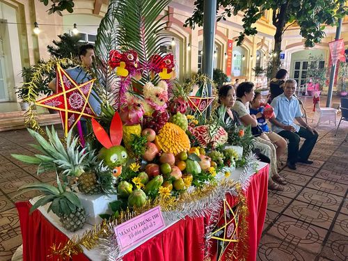 Mâm ngũ quả được trưng bày tại chương trình. 