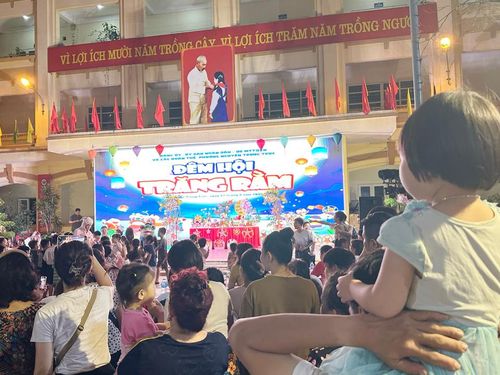 Các em nhỏ háo hức, thích thú với tiết mục tại chương trình. 