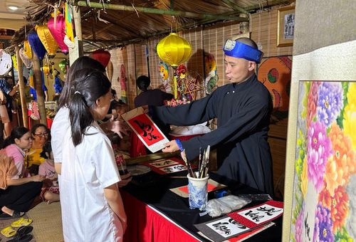 Thầy đồ tặng chữ cho các học sinh trên địa bàn phường. 