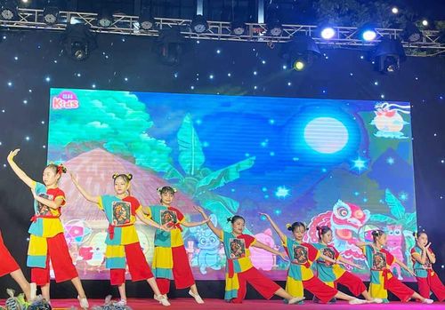 Các em thiếu niên ở trường Tiểu học tham gia tiết mục múa hát tại Đêm hội trăng Rằm.