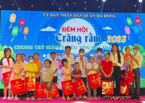 Bà Phạm Thị Hòa thay mặt lãnh đạo quận Hà Đông tặng quà cho 17 em đại diện của 17 phường trên địa bàn.