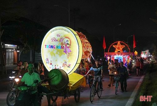 Các mô hình đèn lồng do người dân thiết kế ngộ nghĩnh, gần gũi với trẻ em. Em Nguyễn Thảo Hà (thôn Thắng Lợi, xã Đồng Môn) bày tỏ: "Những chiếc đèn Trung thu tuyệt đẹp. Em rất thích những mô hình này".