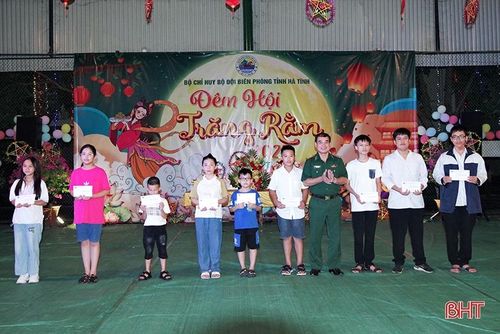 Bộ Chỉ huy Bộ đội Biên phòng tỉnh cũng đã trao tặng gần 200 suất quà với tổng số tiền gần hơn 60 triệu đồng cho các cháu đậu đại học, học sinh giỏi...