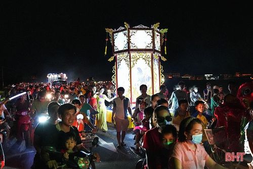 Ai nấy đều tỏ ra phấn khích khi tham gia lễ rước đèn. Anh Phan Đăng Hải (xã Thạch Trung, TP Hà Tĩnh) chia sẻ: "Gia đình tôi đưa cháu đến đây chơi từ sớm. Các mô hình năm nay được thiết kế to và đẹp hơn. Bầu không khí sôi động khiến mọi người rất vui".