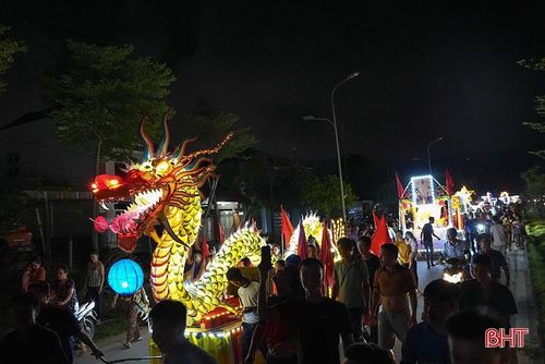 Đoàn rước đèn Trung thu đi qua đường Đồng Môn, Ngô Quyền,... Trong ảnh: Linh vật rồng dài hơn 10m, bề ngang 1m của người dân thôn Thắng Lợi tham gia diễu hành.
