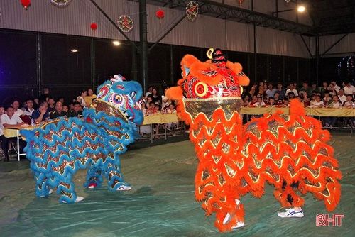 Tại đêm hội, các cháu được xem múa lân, văn nghệ, tham gia các trò chơi dân gian, nghe kể chuyện về sự tích Trung thu, rước đèn ông sao...