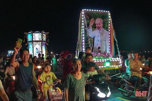 Khởi nguồn từ những mô hình nhỏ, từ những đoàn rước quanh nơi ở của các thôn dịp Trung thu thì năm nay, người dân xã Đồng Môn đã được tổ chức lễ rước đèn quy mô, bài bản. Tham gia lễ hội có 9 đoàn rước đến từ các thôn trong toàn xã.