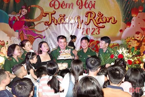 Qua đó, tạo không khí vui tươi, ý nghĩa đêm hội Trăng Rằm cho các cháu thiếu niên, nhi đồng.