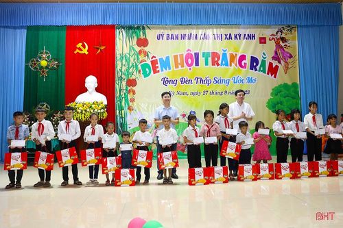 Tại chương trình, ban tổ chức đã trao tặng 45 suất quà cho 45 em thiếu nhi có hoàn cảnh khó khăn trên địa bàn xã Kỳ Nam; Nhóm Thiện nguyện Trái tim nhân ái trao 10 chiếc xe đạp cho 10 em học sinh; Công ty Vận tải đa phương thức AVT trao học bổng đợt 2 cho 4 em học sinh Trường Tiểu học - THCS xã Kỳ Nam. Trong ảnh: Lãnh đạo thị xã Kỳ Anh trao quà trung thu cho các em học sinh có hoàn cảnh khó khăn.