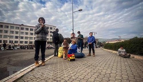 Người dân chờ sơ tán khỏi thành phố Stepanakert, Nagorny-Karabakh. (Ảnh: AFP/TTXVN)