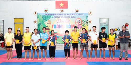 Ban Giám đốc Trung tâm đào, Huấn luyện và Thi đấu thể dục - thể thao tỉnh An Giang động viên, tặng quà cho các thiếu nhi