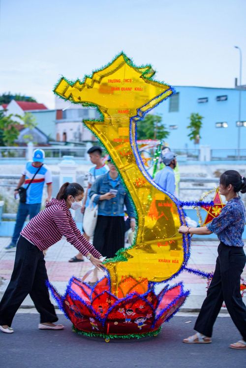 Chiếc lồng đèn với hình dáng đất nước Việt Nam.