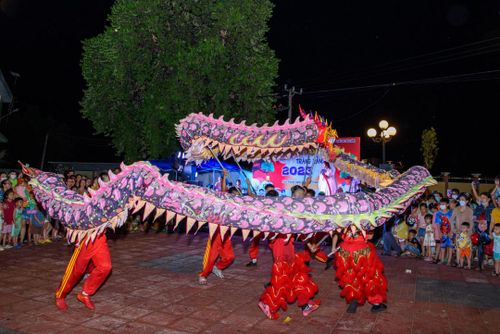 Múa lân sư rồng trong đêm hội