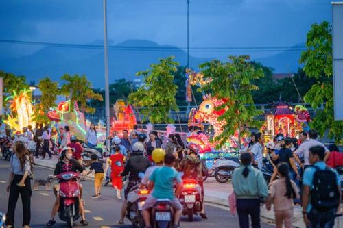 Đêm hội nhộn nhịp và thu hút đông người dân.