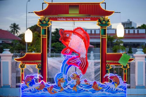 Đèn lồng hình cổng trường.