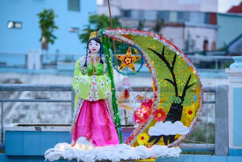 Chiếc lồng đèn với hình ảnh chị Hằng bên trăng.