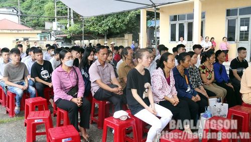 Phiên tòa thu hút đông đảo người dân tham dự