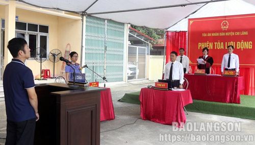 Thẩm phán chủ tọa phiên tòa đọc quyết định đưa vụ án ra xét xử