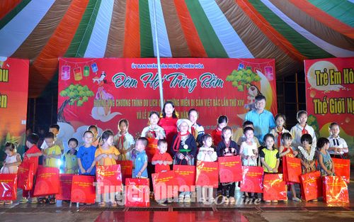 Lãnh đạo huyện Chiêm Hóa trao quà cho các em thiếu nhi có hoàn cảnh khó khăn trên địa bàn huyện.