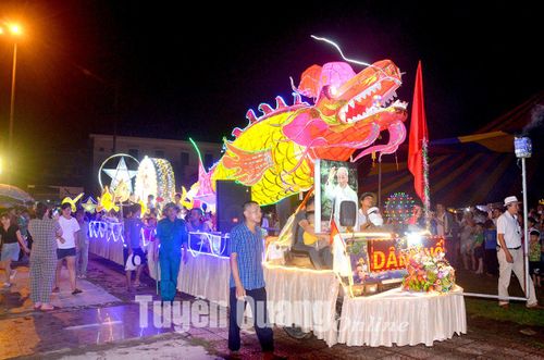 Mô hình đèn Trung thu diễn diễu qua sân vận động Trung tâm huyện.