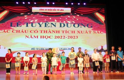 Đại tá Lê Đức Hùng, Trưởng CAQ Bắc Từ Liêm và Trung tá Phương Minh Thắng, Phó trưởng CAQ Bắc Từ Liêm trao phần thưởng cho các em học sinh có thành tích xuất sắc trong năm học 2022-2023