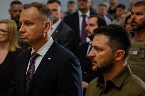 Tổng thống Ba Lan Andrzej Duda và người đồng cấp chủ nhà Volodymyr Zelensky tại Nhà thờ St. Peter & Paul tưởng niệm vụ tấn công của Nga tại Lutsk, Ukraine hồi tháng Bảy. (Nguồn: Reuters)