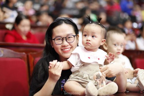  Chương trình mang lại niềm vui cho các em nhỏ và phụ huynh. Ảnh: Nguyễn Thắng 