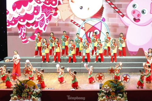  Các em buổi diễn văn nghệ tại chương trình. 