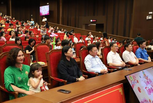 Các đồng chí đại diện lãnh đạo TANDTC tham gia cùng Chương trình