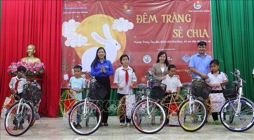 Bí thư Tỉnh đoàn Sóc Trăng Triệu Thị Ngọc Diễm cùng mạnh thường quân trao quà và xe đạp cho học sinh dân tộc Khmer khó khăn tại huyện Long Phú.