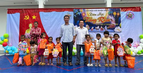 Tặng quà cho thiếu nhi