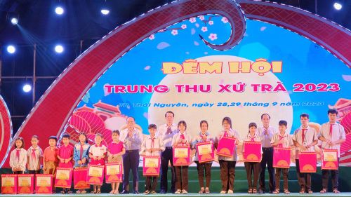 Lãnh đạo TP. Thái Nguyên tặng quà thiếu nhi có hoàn cảnh khó khăn.