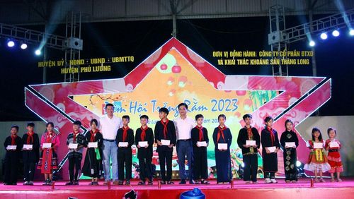 Đồng chí Nguyễn Lâm Thành, Phó Chủ tịch Hội đồng Dân tộc của Quốc hội, trao học bổng cho học sinh huyện Phú Lương.
