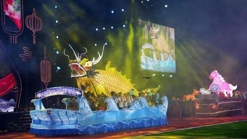 Diễu hành mô hình đèn Trung thu.