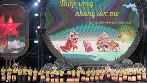 Lãnh đạo TP. Phổ Yên tặng quà học sinh có hoàn cảnh khó khăn.