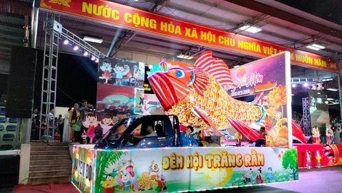 Trình diễn đèn Trung thu.