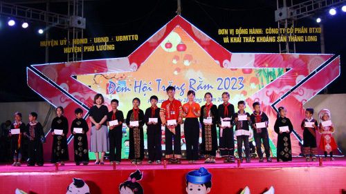 Đại diện các đơn vị, doanh nghiệp trao quà cho thiếu nhi, học sinh huyện Phú Lương.