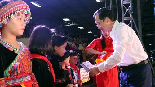 Đồng chí Phó Bí thư Thường trực Tỉnh ủy Phạm Hoàng Sơn trao quà cho các em học sinh vượt khó vươn lên học tốt.
