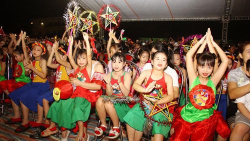 Thiếu nhi Phú Lương hân hoan trong Đêm hội.
