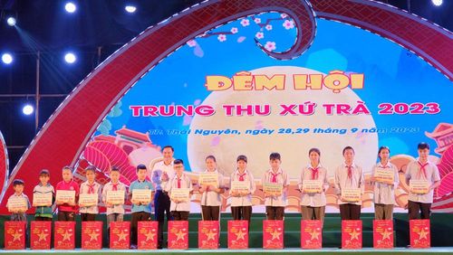 Đồng chí Trưởng Ban Tuyên giáo Tỉnh ủy Vũ Duy Hoàng tặng quà thiếu nhi có hoàn cảnh khó khăn.