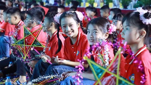 Vui tươi, háo hức.