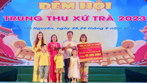 Đồng chí Chủ tịch UBND tỉnh Trịnh Việt Hùng tặng thiết bị học tập cho 3 trường mầm non nhân dịp Tết Trung thu 2023.