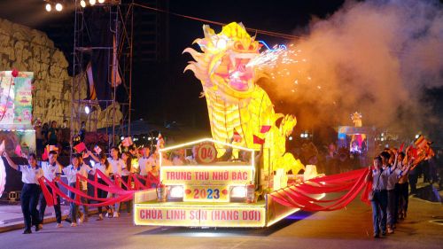 Trình diễu đèn Trung thu.