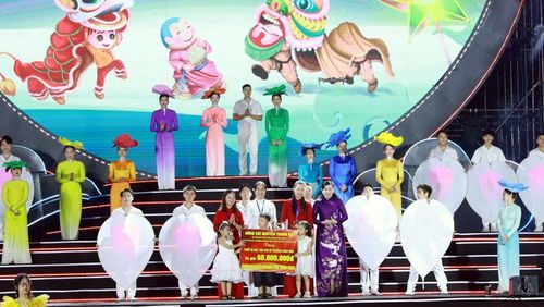 Đồng chí Bí thư Tỉnh ủy Nguyễn Thanh Hải tặng thiết bị học tập cho các trường mầm non trên địa bàn TP. Phổ Yên.