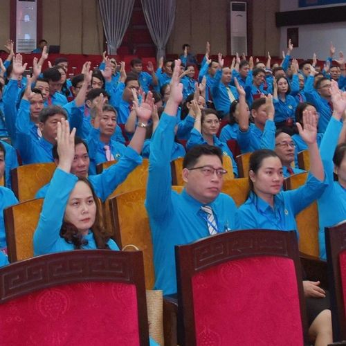 Đại biểu dự đại hội biểu quyết bầu đoàn chủ tịch