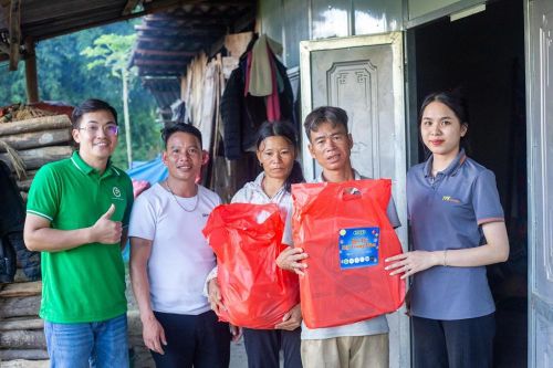 Đại diện Nhóm Áo xanh tình nguyện đến thăm hỏi và tặng quà trung thu các gia đình có hoàn cảnh khó khăn.