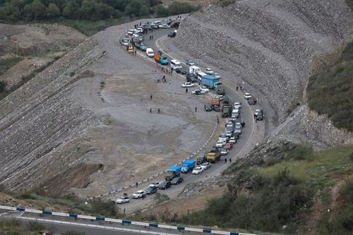 Dòng xe xếp hàng chờ di chuyển tới Armenia. Ảnh: TG