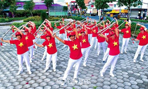 Trên địa bàn tỉnh có 218 câu lạc bộ văn hóa, văn nghệ, thể dục dưỡng sinh đang hoạt động hiệu quả, thu hút gần 6 ngàn NCT tham gia, xây dựng đời sống tinh thần lành mạnh, sống vui, sống khỏe và sống có ích. (Trong ảnh: CLB Thể dục dưỡng sinh Phường 5, TP Cà Mau).