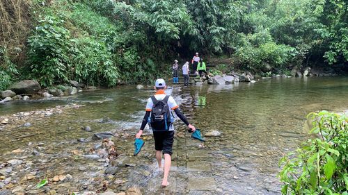 Du khách vượt suối Kẹm. Ảnh: Linh Tâm